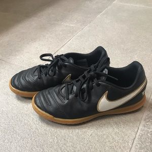 Boys Nike indoor soccer sneaker Tiempo